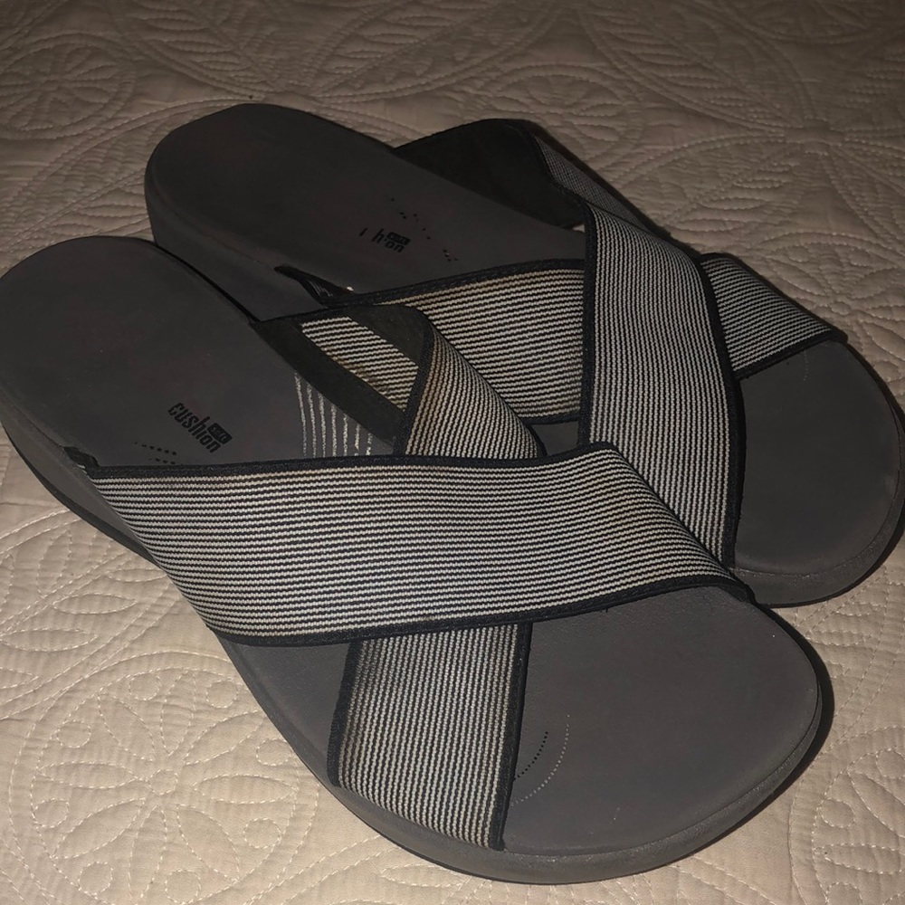 Clarks 15906 Black/White Criss Cross Sandals size 7